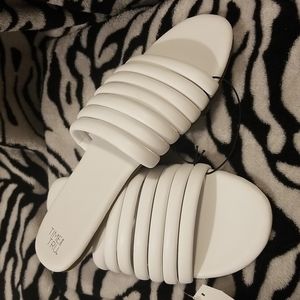 TIME & TRUE White Banded Slides size 8